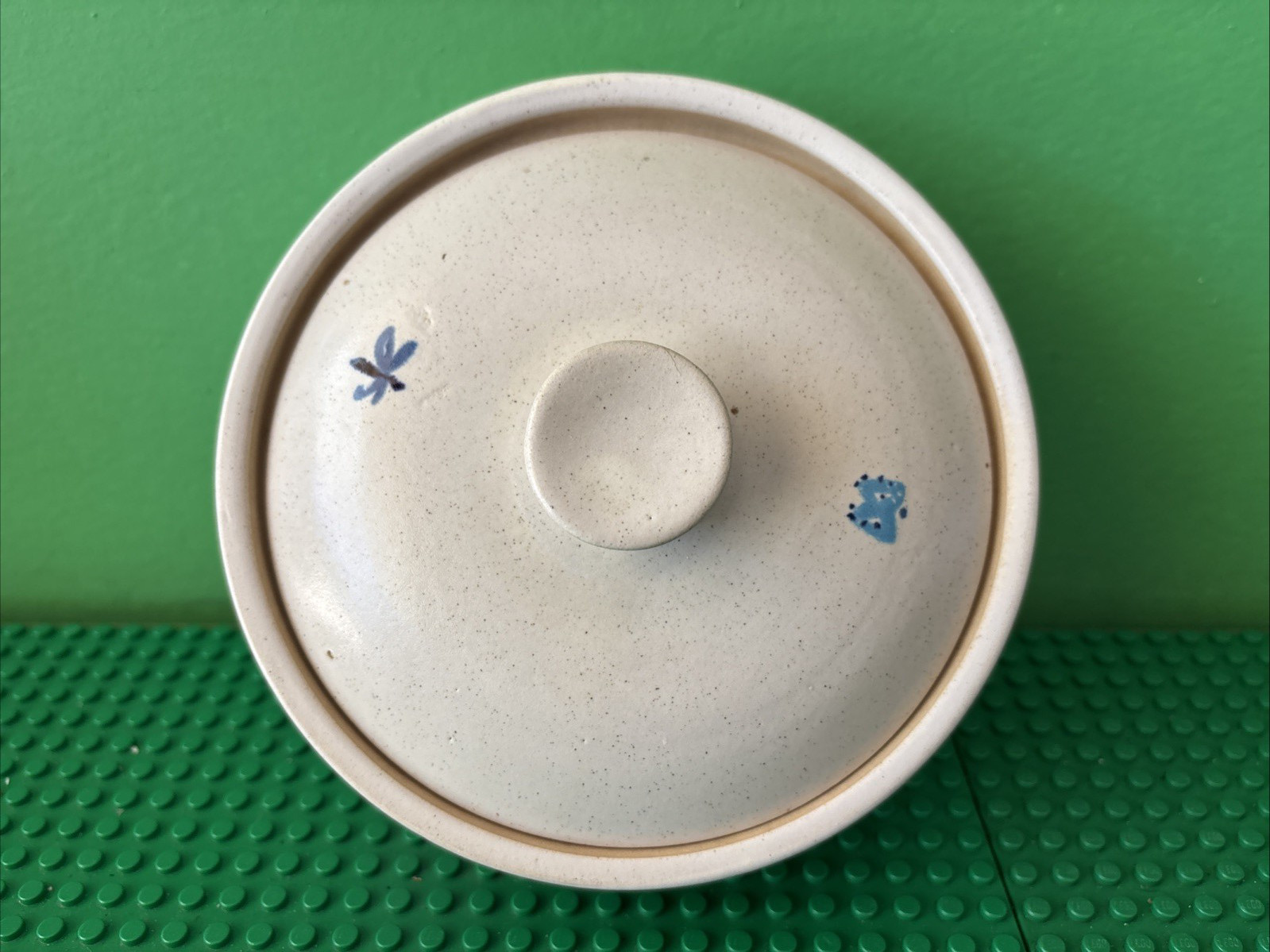 STONEWARE WHITE CASSEROLE DISH WITH LID BUTTERFLY AND BLUE FLOWERS MADE IN USA