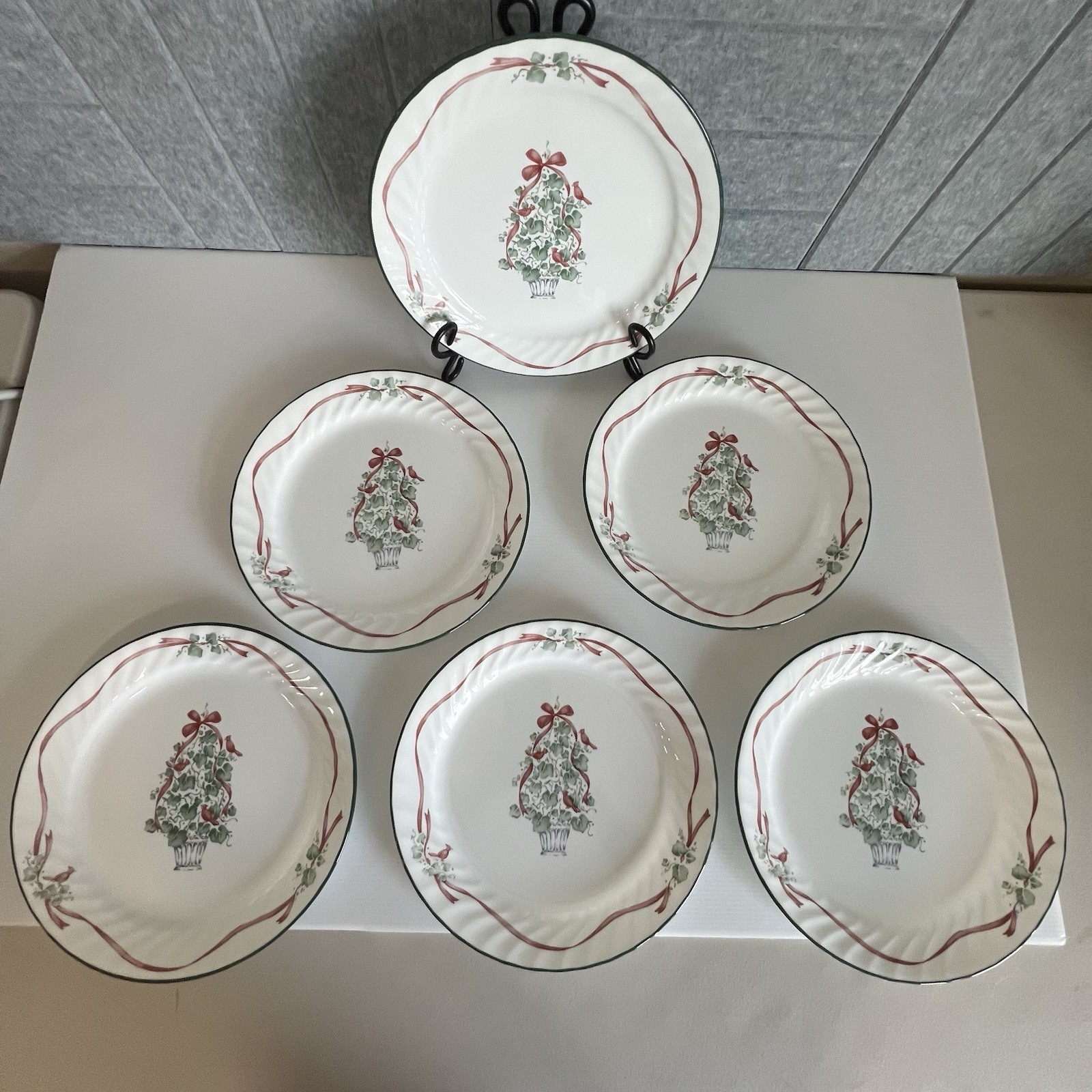 Set of 8 Corelle Callaway Holiday Christmas 10 1/4” Dinner Plates Made In The US