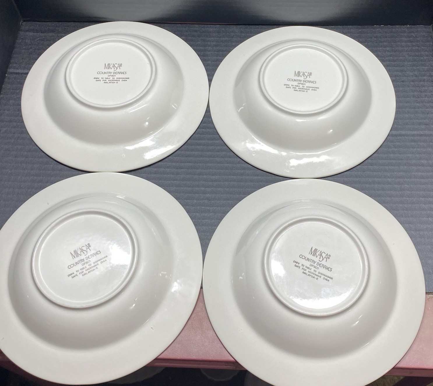 Mikasa COUNTRY BERRIES Strawberry Large Rim Salad Bowls (4) & Dinner Plates (2)