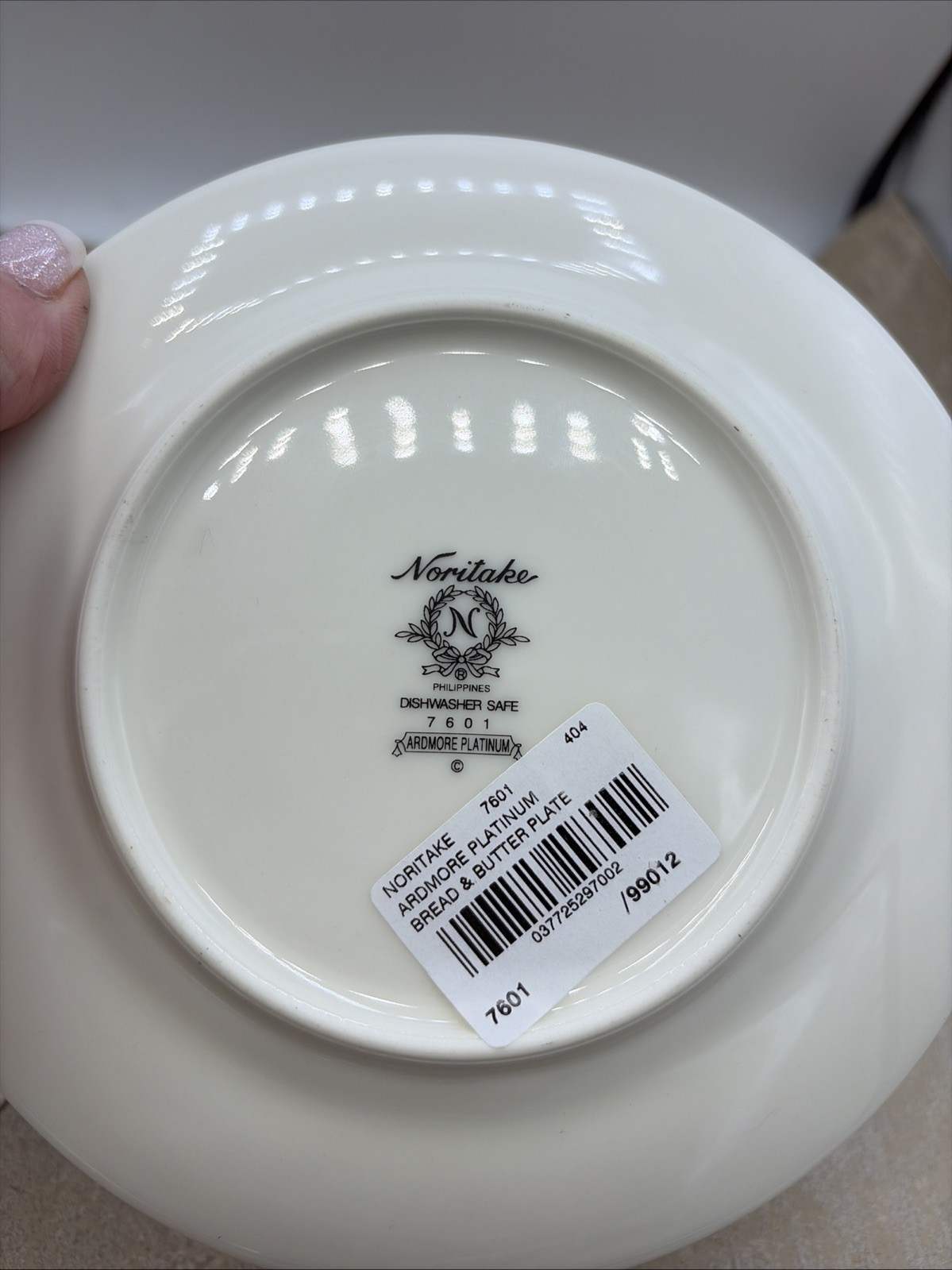 Noritake Ardmore Platinum Set of 2 Bread Plates Set (s) White Embossed Scroll