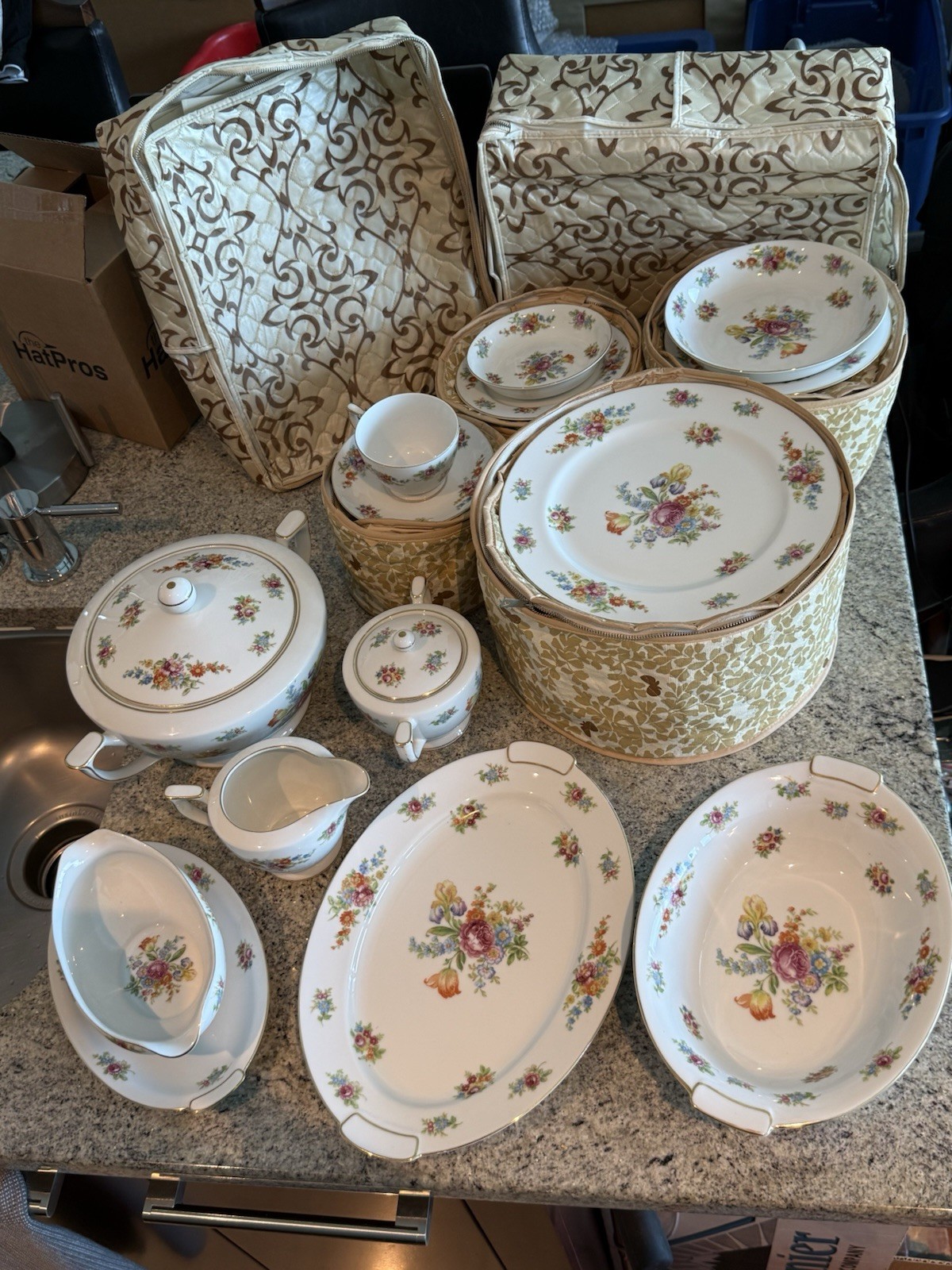 Vintage Aichi China Set For 8 – Made in Occupied Japan with floral pattern