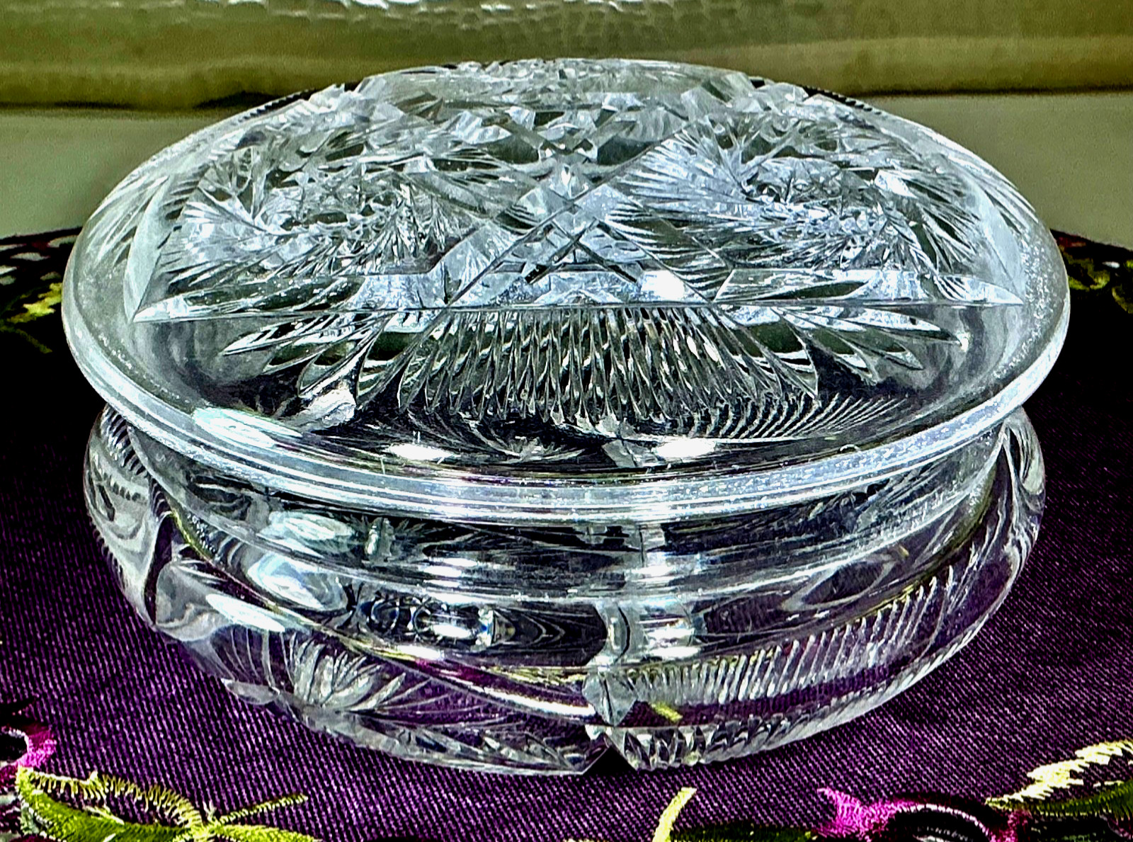 American Brilliant Cut Glass Crystal Large Covered Vanity Dresser Box & Lid.