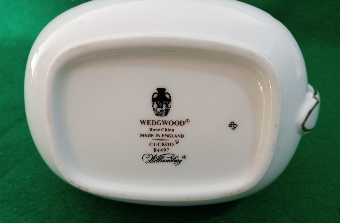 Wedgwood Cuckoo R4497 Williamsburg Bone China Gravy / Sauce Boat