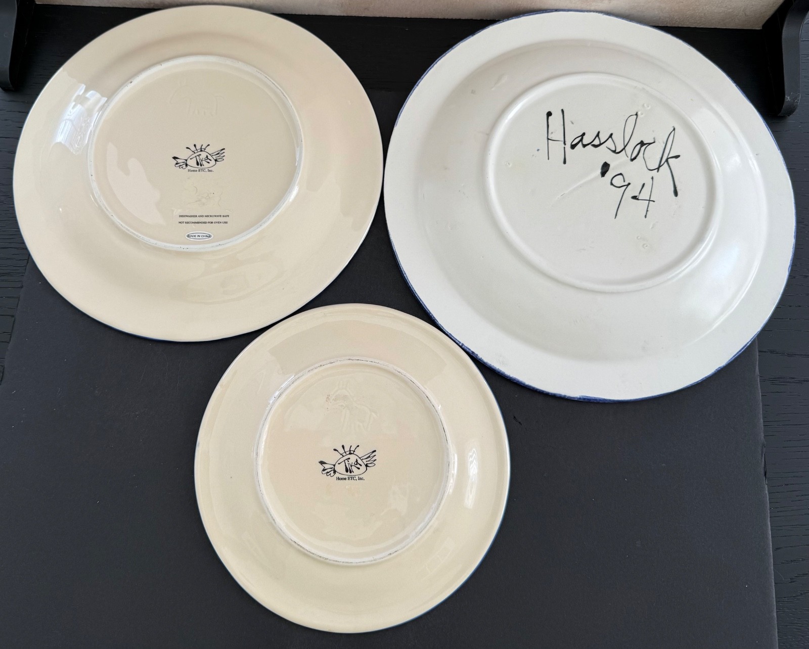 1994 STEVE HASSLOCK STUDIO FISH/LEMON & TIKA TABASCO AND CRAB DINNERWARE LOT (3)