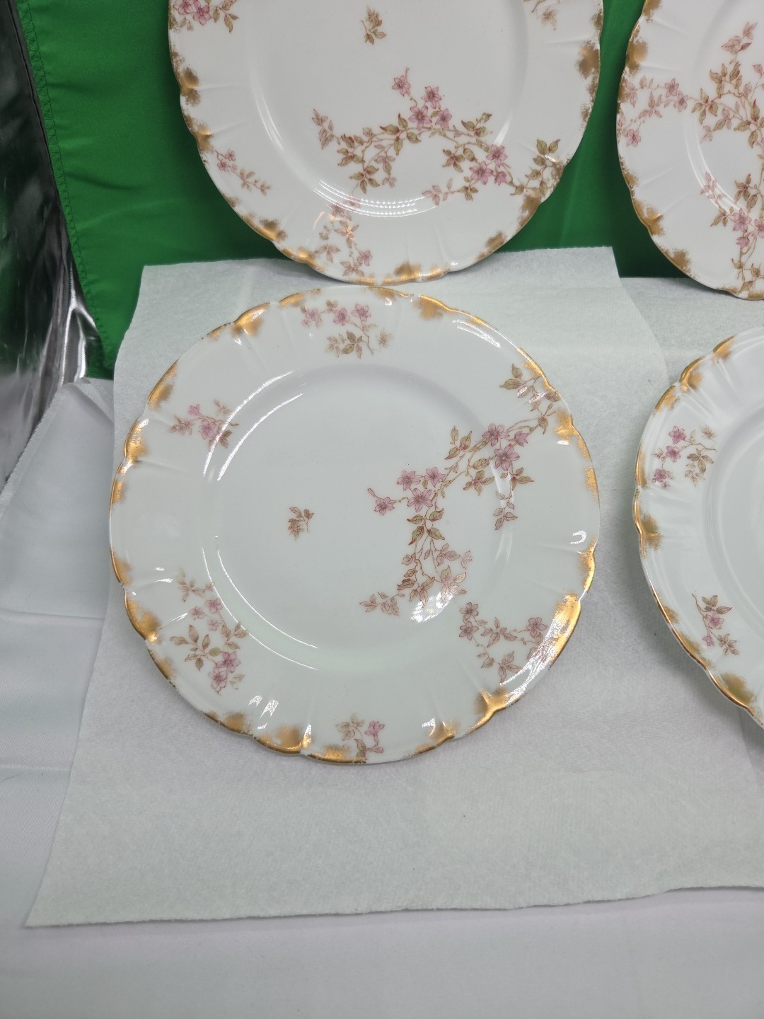 Haviland & Co. H & C LIMOGES France Four Dinner Plates 8 1/2″ Flowers Gold Trim