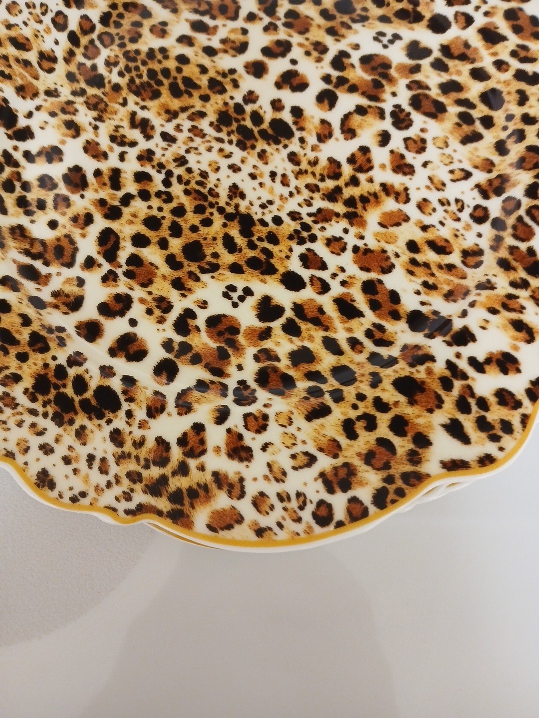 Set of 4 Camila 10 1/2″ Scalloped Edged Full Leopard Print Dinner Plates