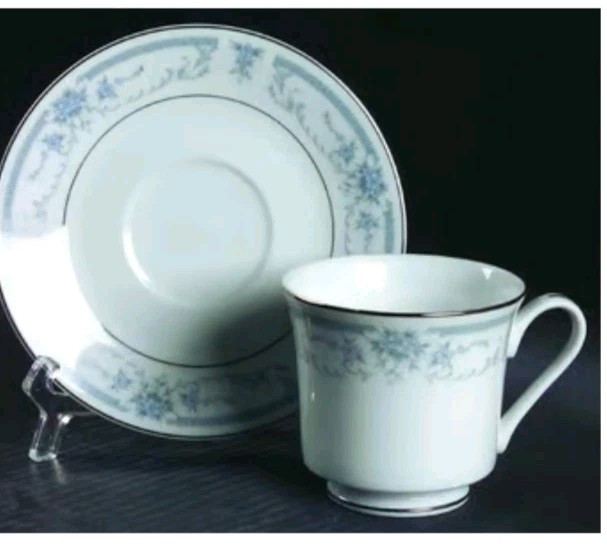 Vtg Sheffield BLUE WHISPER Porcelain Dinnerware Service for 4 Plates, Bowls NEW