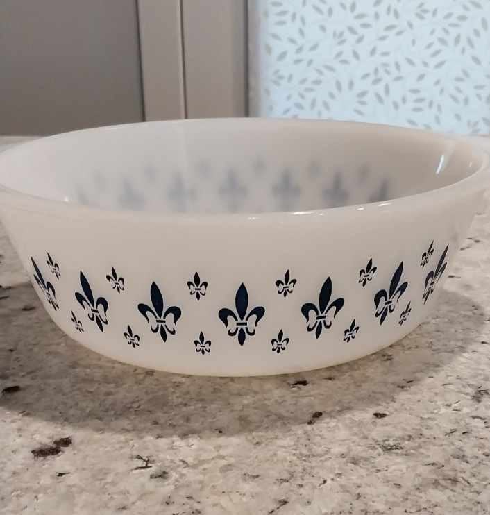 Vintage GLASBAKE FLEUR DE LIS 2 Quart Casserole #J514