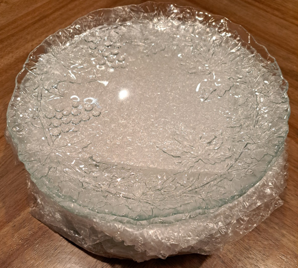 Cristal D’Arques-Durand Mallory Grapes & Leaves Design 10.5″ Glass Dinner Plates