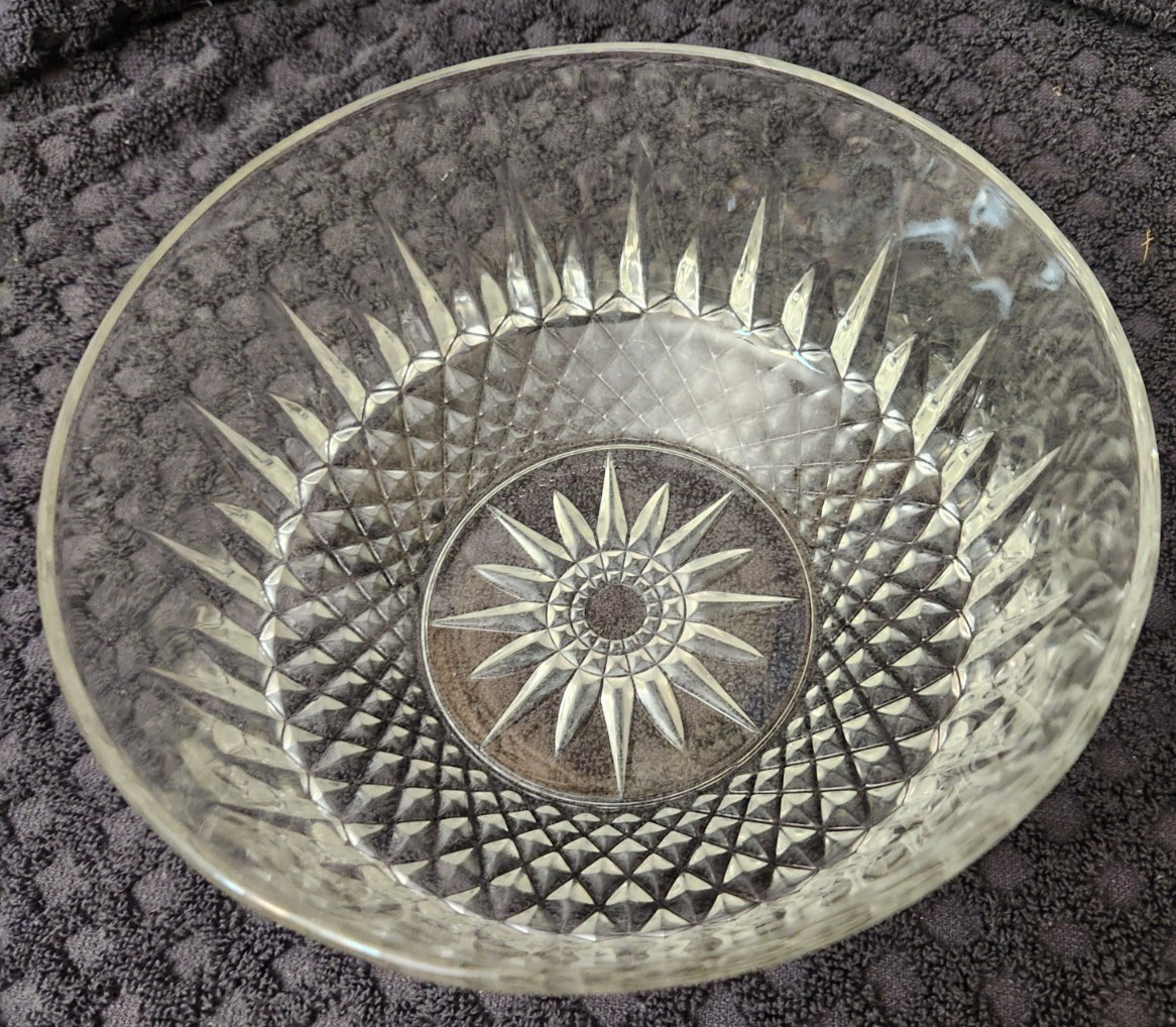 Vintage Arcoroc France 7. 7/8” X 3 5/8″–Clear Glass Bowl Starburst Diamond