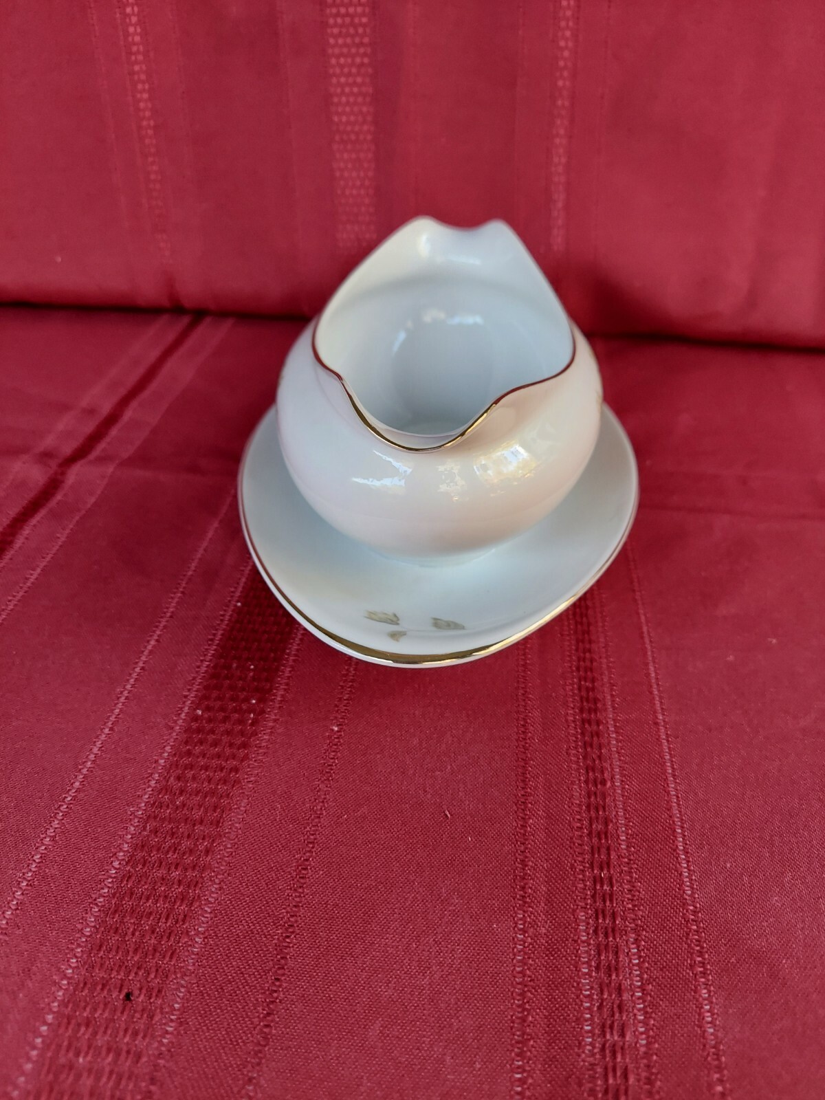 MEITO CHINA  OVAL GRAVY BOAT WITH ATTACHED UNDERPLATE 9″ W 2 1/8D MADE IN JAPAN.