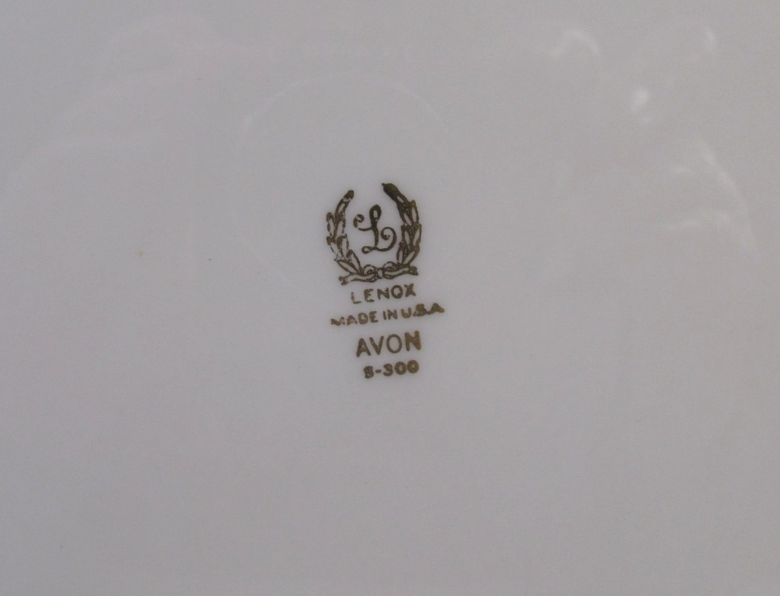 Lenox Avon Floral Dinner Plate with Gold Trim on Rim – S-300