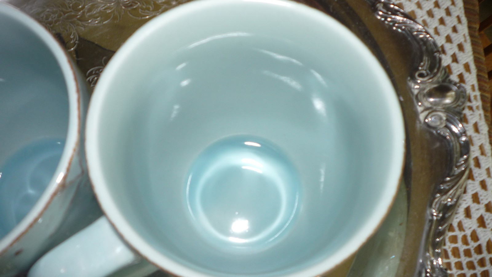 THOMPSON POTTERY SET OF 2 CAPE COD AQUA BLUE SEA SHELL DESIGNS 15 OZ COFFEE MUGS