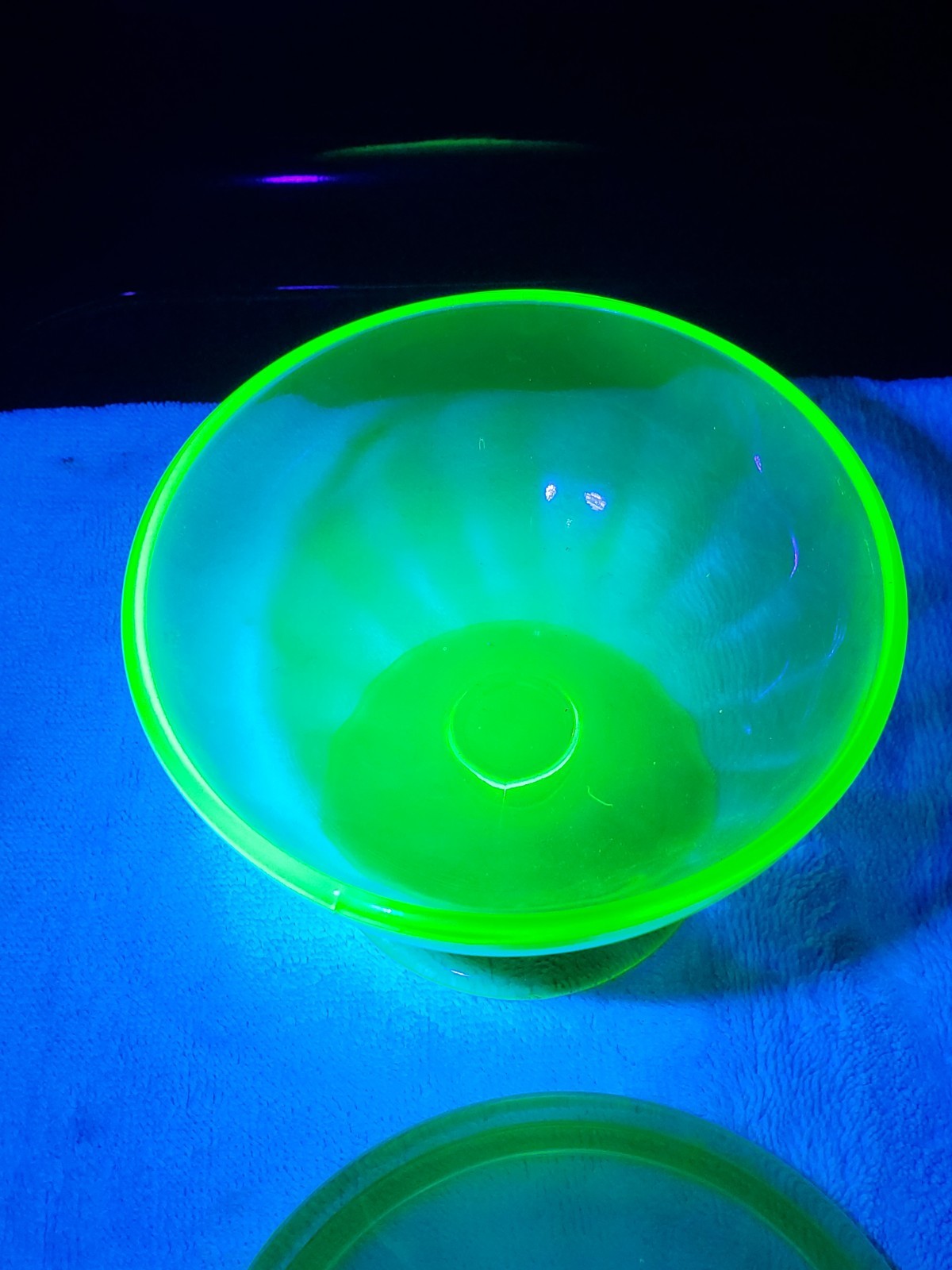VINTAGE Fostoria Uranium glass candy dish with lid *small Crack