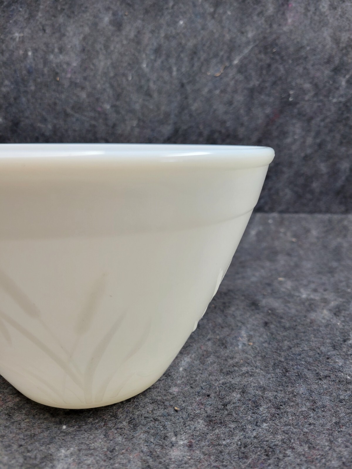 Vintage Milk Glass Raised Cattail Pattern Mixing/serving Bowl 7.5″ W×5″H