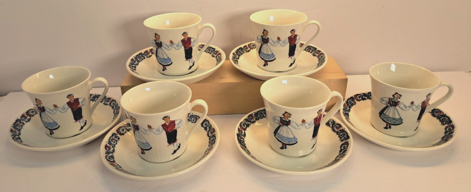 Figgjo Norway 17 Pc Set Hardanger Dancers 6 Ea Cup / Saucer 3 Salad Plate Tray +