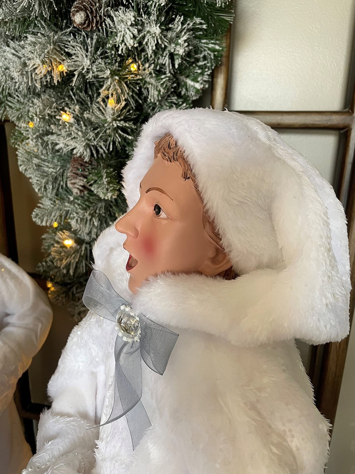 Regency Frost White Carollers Set 4