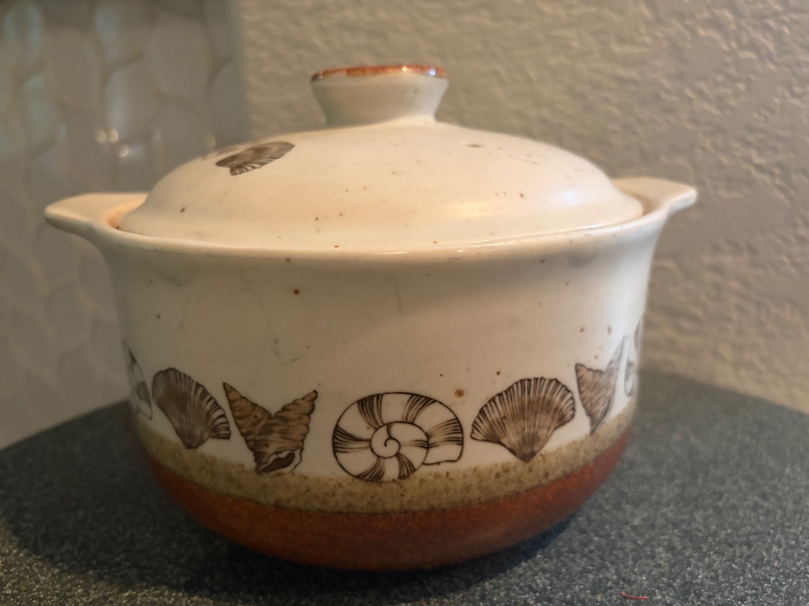 Otagiri Shell Stoneware Handled Crock Casserole With Lidded Knob