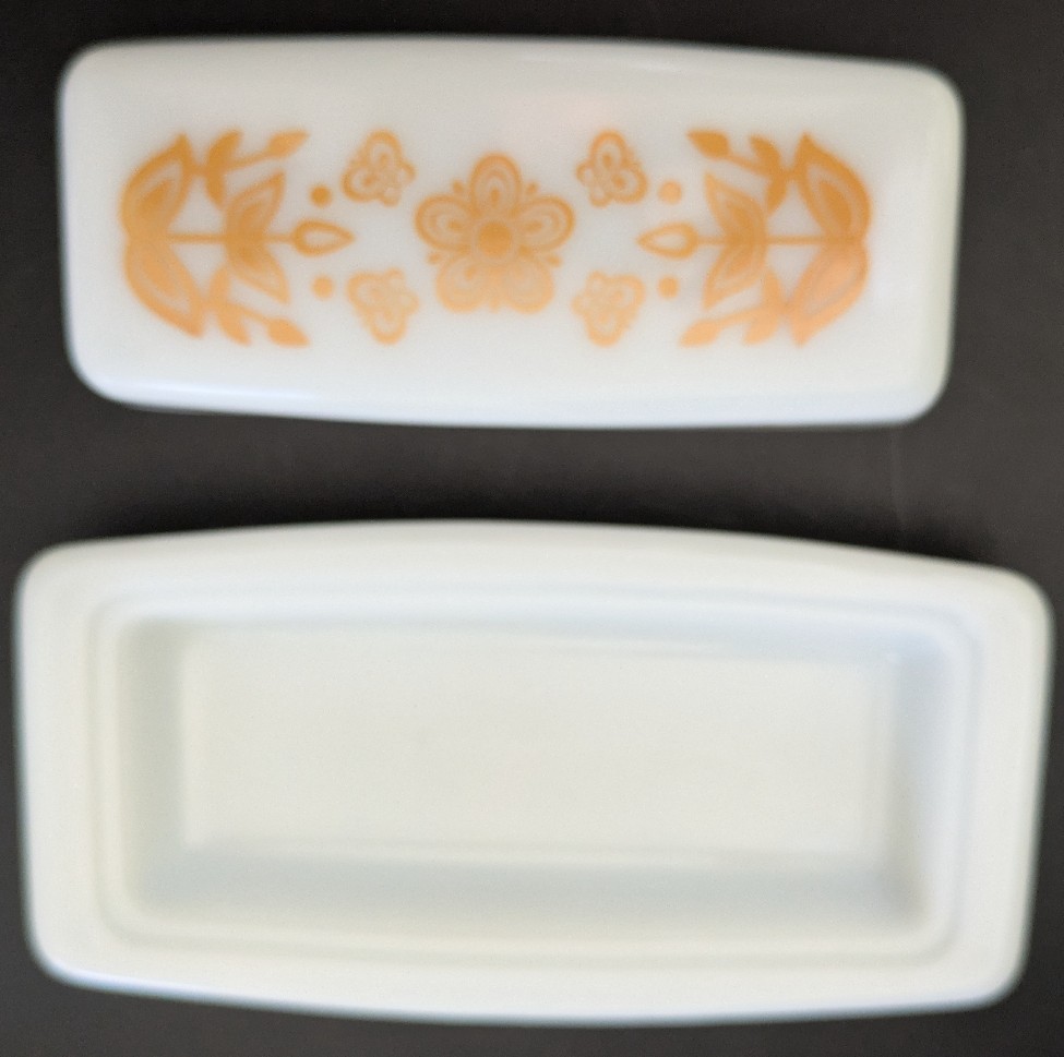 Vintage Corelle PYREX “Butterfly Gold” Pattern Butter Dish. Excellent Condition.