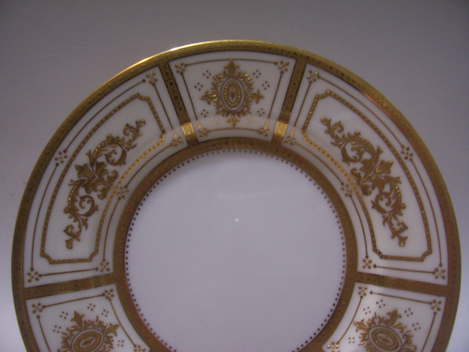 MINTON TIFFANY ENCRUSTED RAISED GOLD NEOCLASSIC BREAD OR SIDE PLATE 6 1/4″