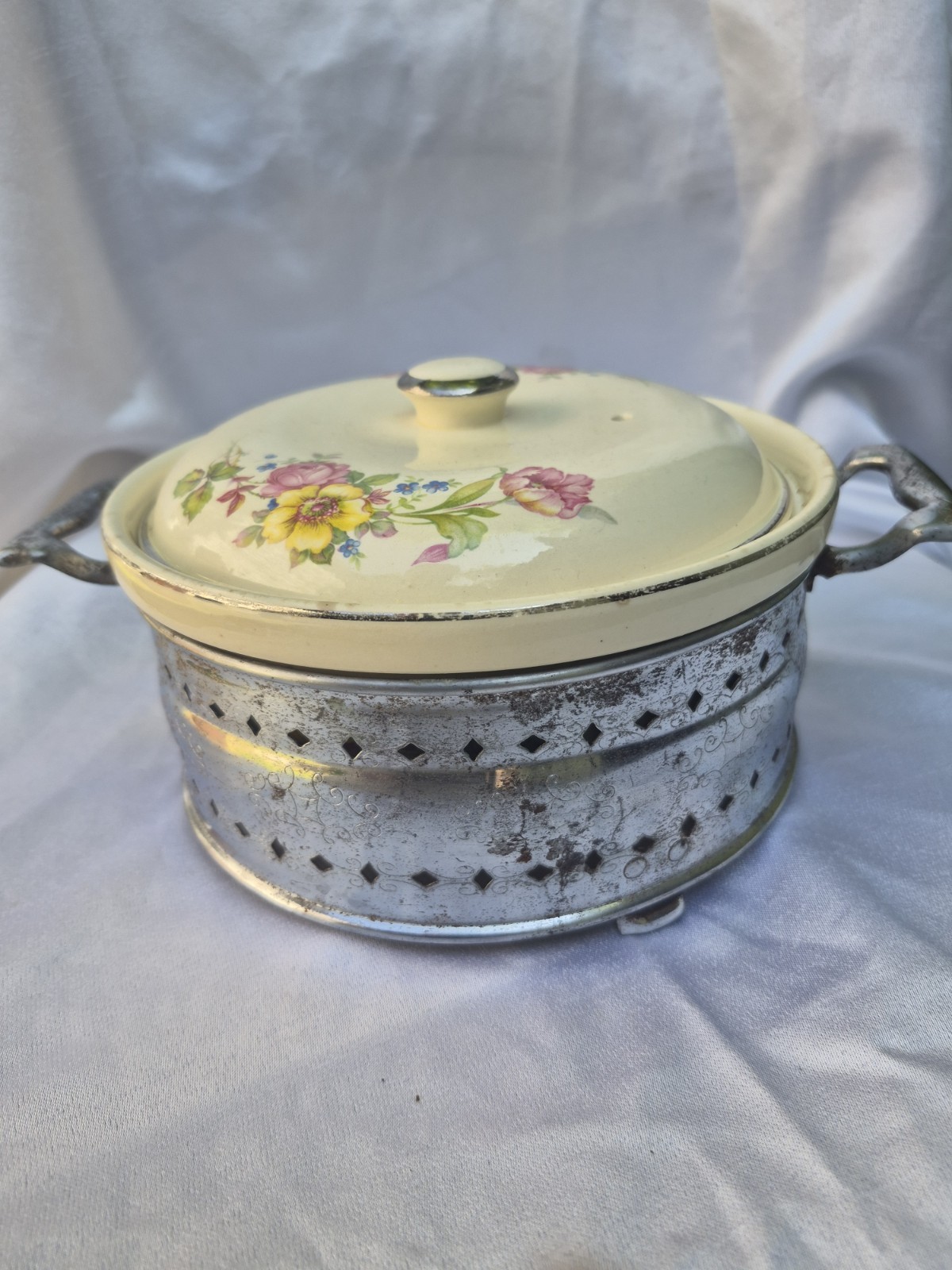 Round Floral Ceramic Casserole w/ Lid, Metal Holder Handles, Beige/Silver