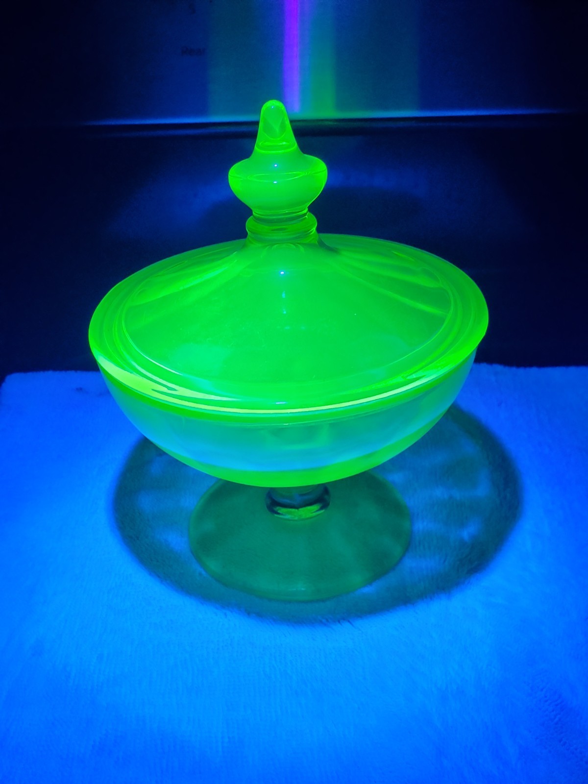 VINTAGE Fostoria Uranium glass candy dish with lid *small Crack