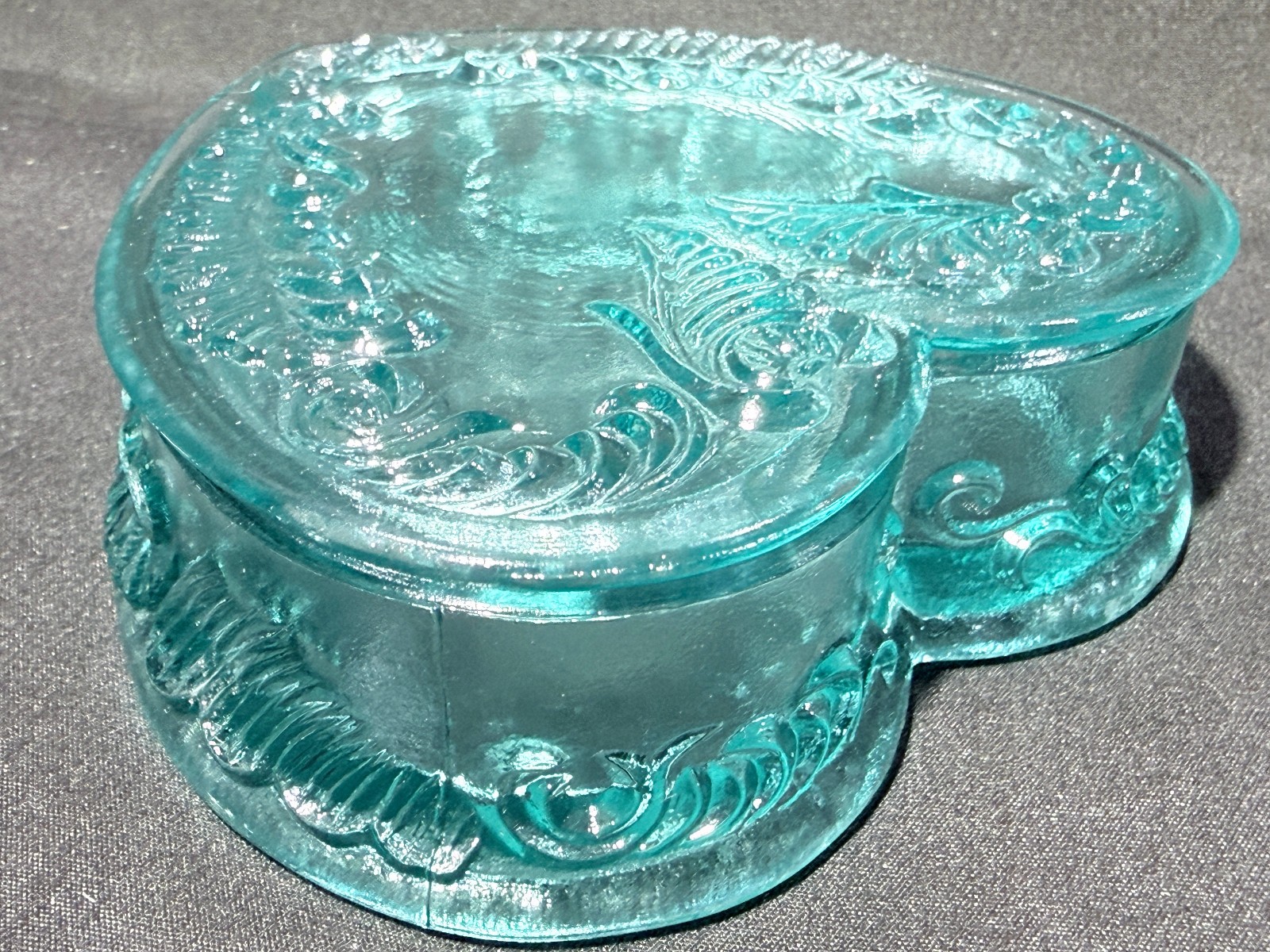 Green Vaseline Uranium art glass Heart Powder makeup box candy dish jewelry glow