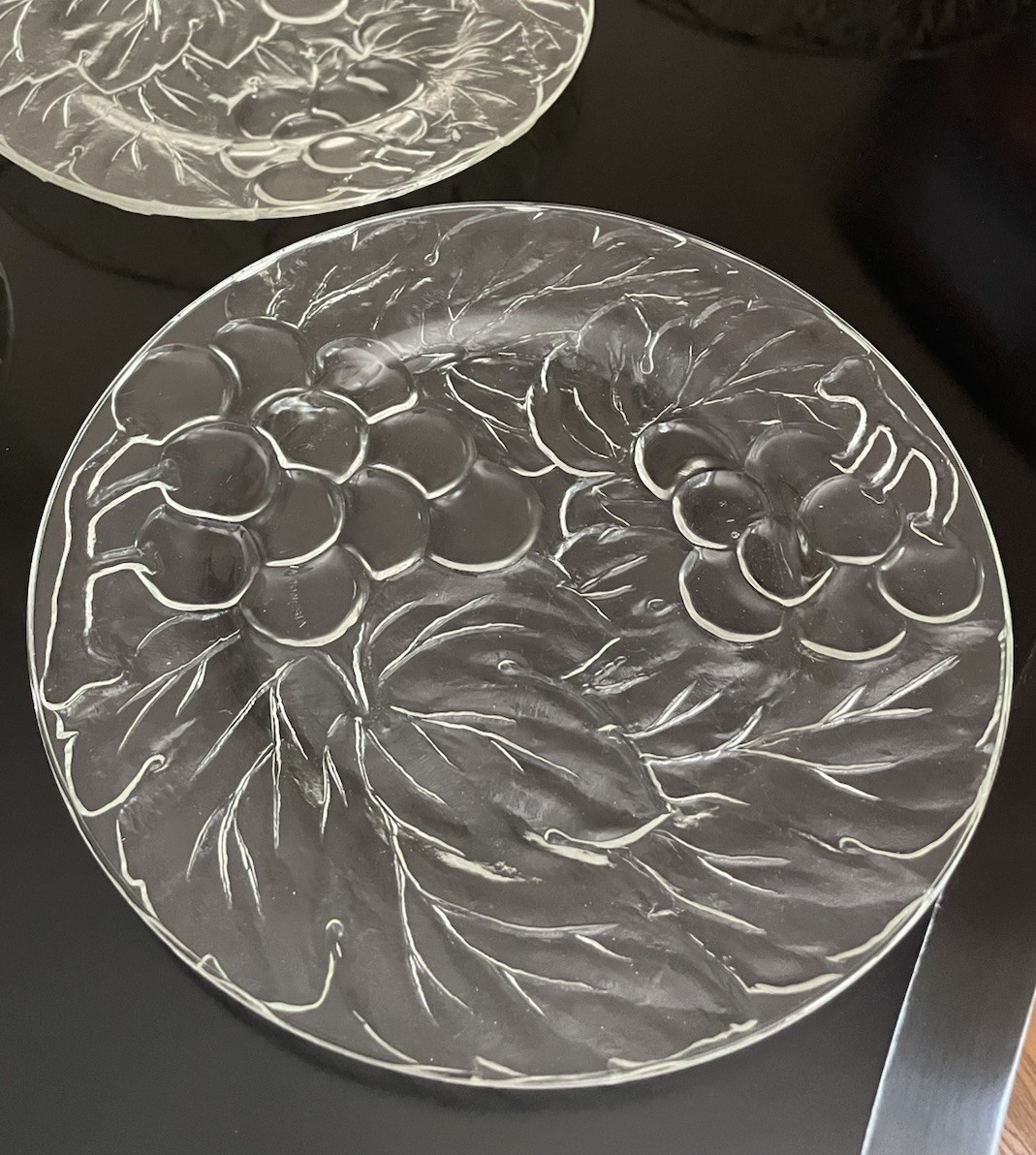 Vintage KIG Indonesia Grapes Leaves Clear Glass Dinner Plates 6 qty 10-3/8″ EVPC