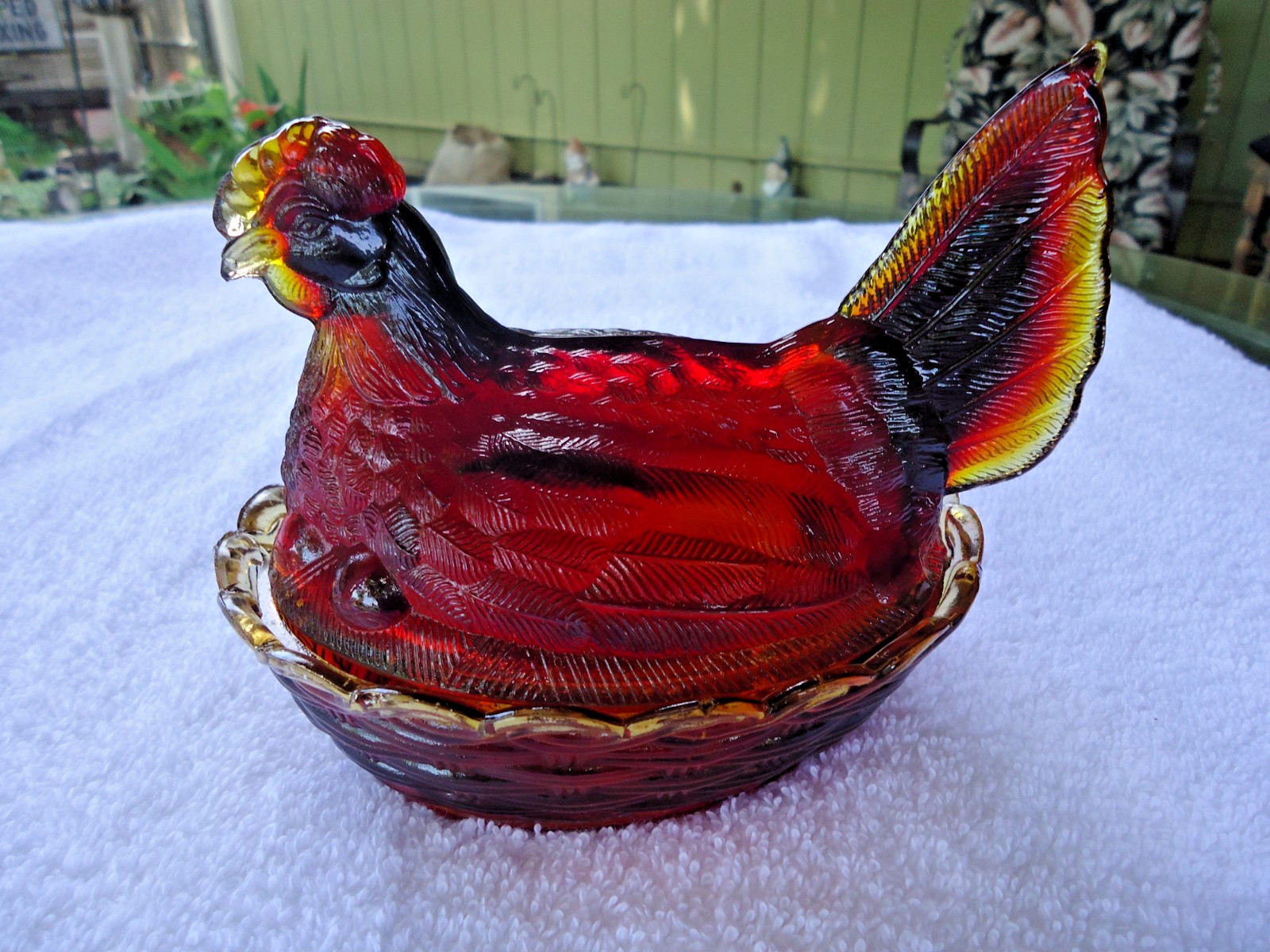 VINTAGE L.G. WRIGHT RUBY RED AMBERINA SPLIT TAIL HEN ON NEST Glows