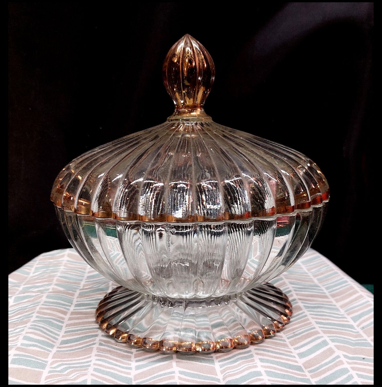Anchor Hocking Pressed Glass Covered Nut / Candy Dish 7″dia -Reed w/Gold Trim EX