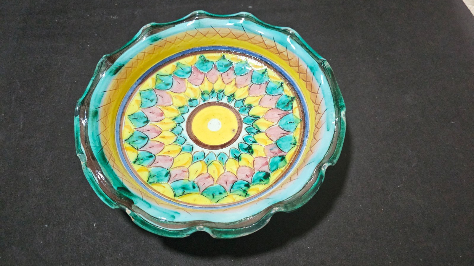 Vintage Italian Majolica Pottery Bowl 10″ Peacock Feather Scalloped