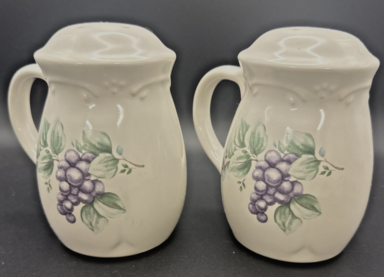 Salt & Pepper Shakers Pfaltzgraff Grapevine Stovetop Handles White Leaves 5″ VTG