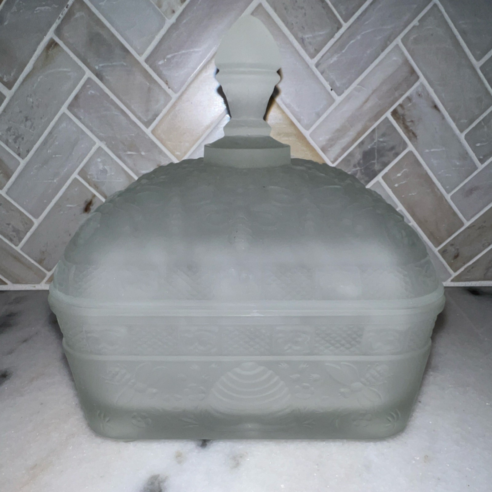 Tiara Indiana glass Frosted Glass Honey Bee Hive with Lid Embossed – read!!!