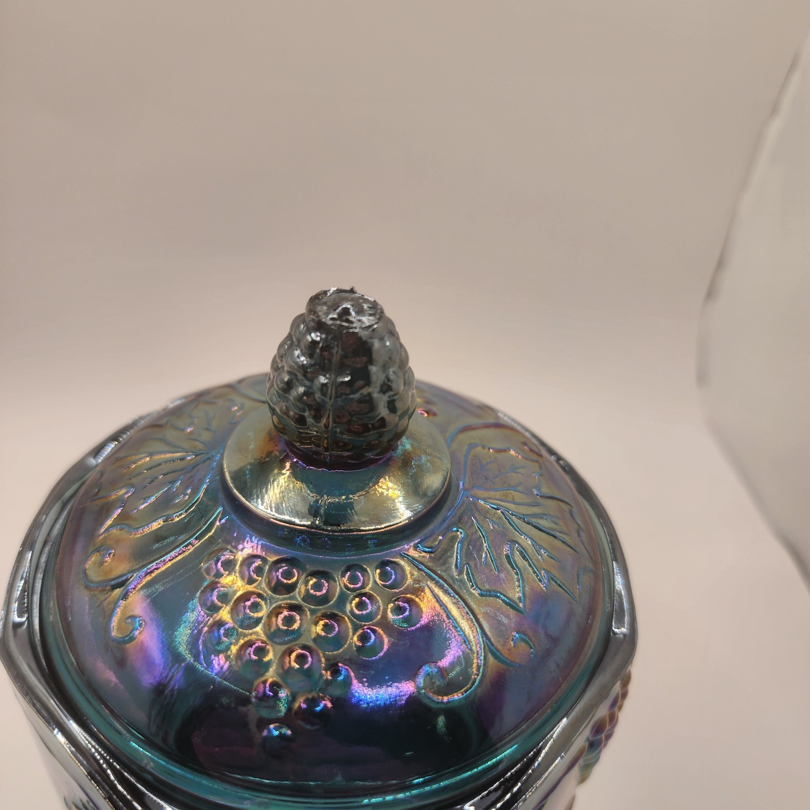 VTG INDIANA GLASS CARNIVAL GRAPE PATTERN BLUE IRIDESCENT 7.25″ TALL