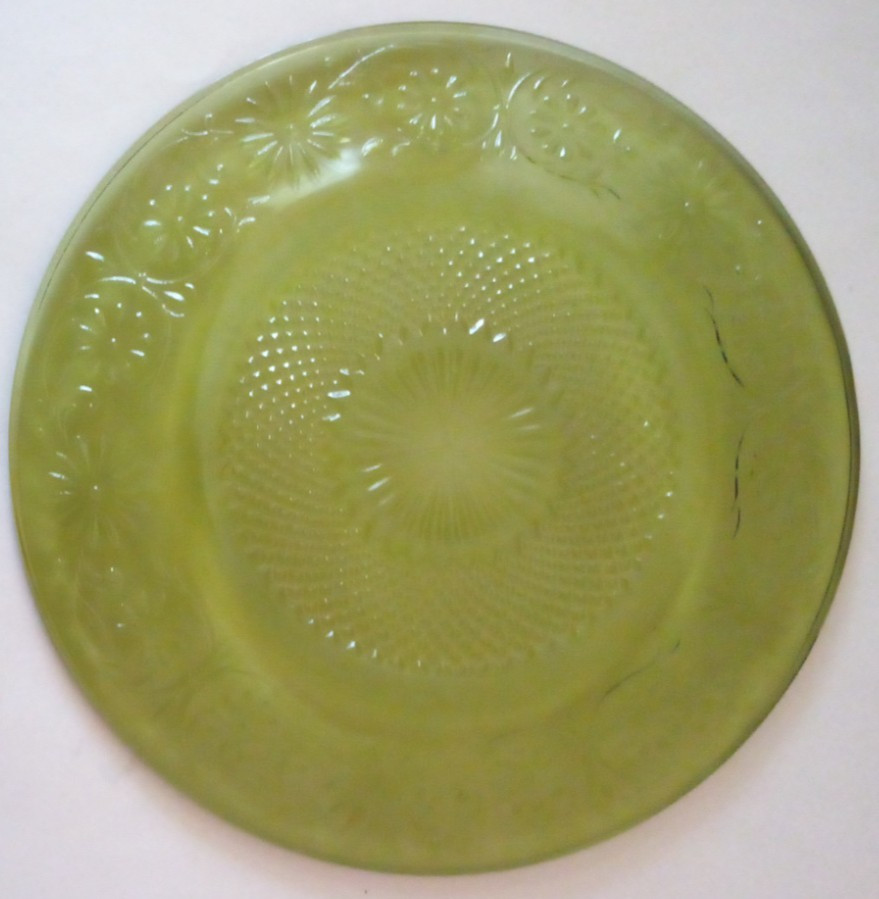 4 VTG TIARA INDIANA GLASS GREEN DAISY AVOCADO DINNER PLATES 9.25″ MCM ad