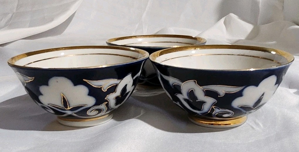 Set Of 3 Vintage Porcelain Bowls Colbalt Blue Floral Gold Trim 4.25″D 2″T