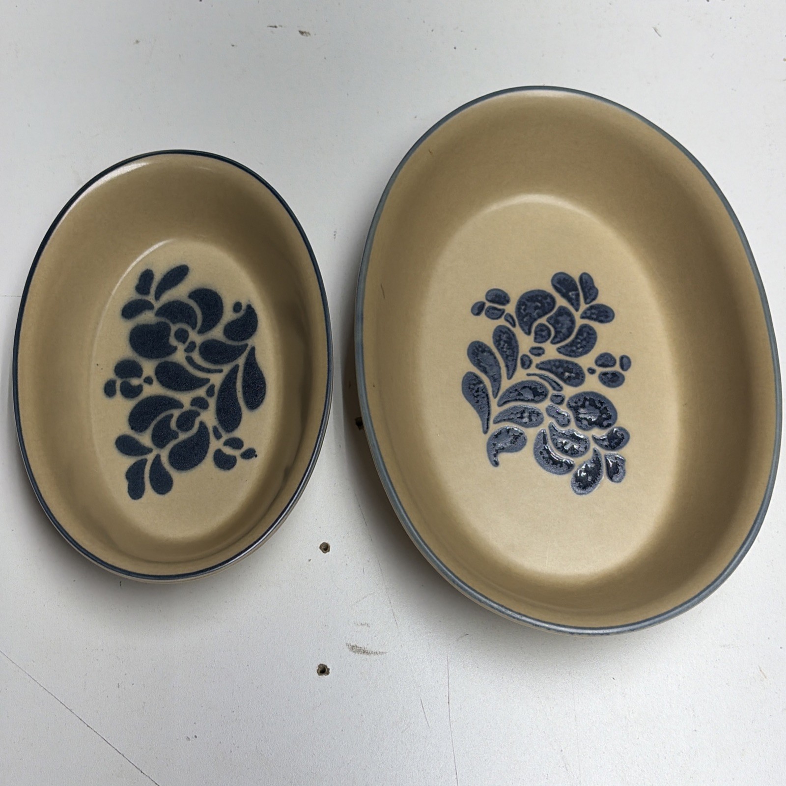 2 Vtg Pfaltzgraff Folk Art Oval Bakers 9.5” & 7.5” 240 & 241