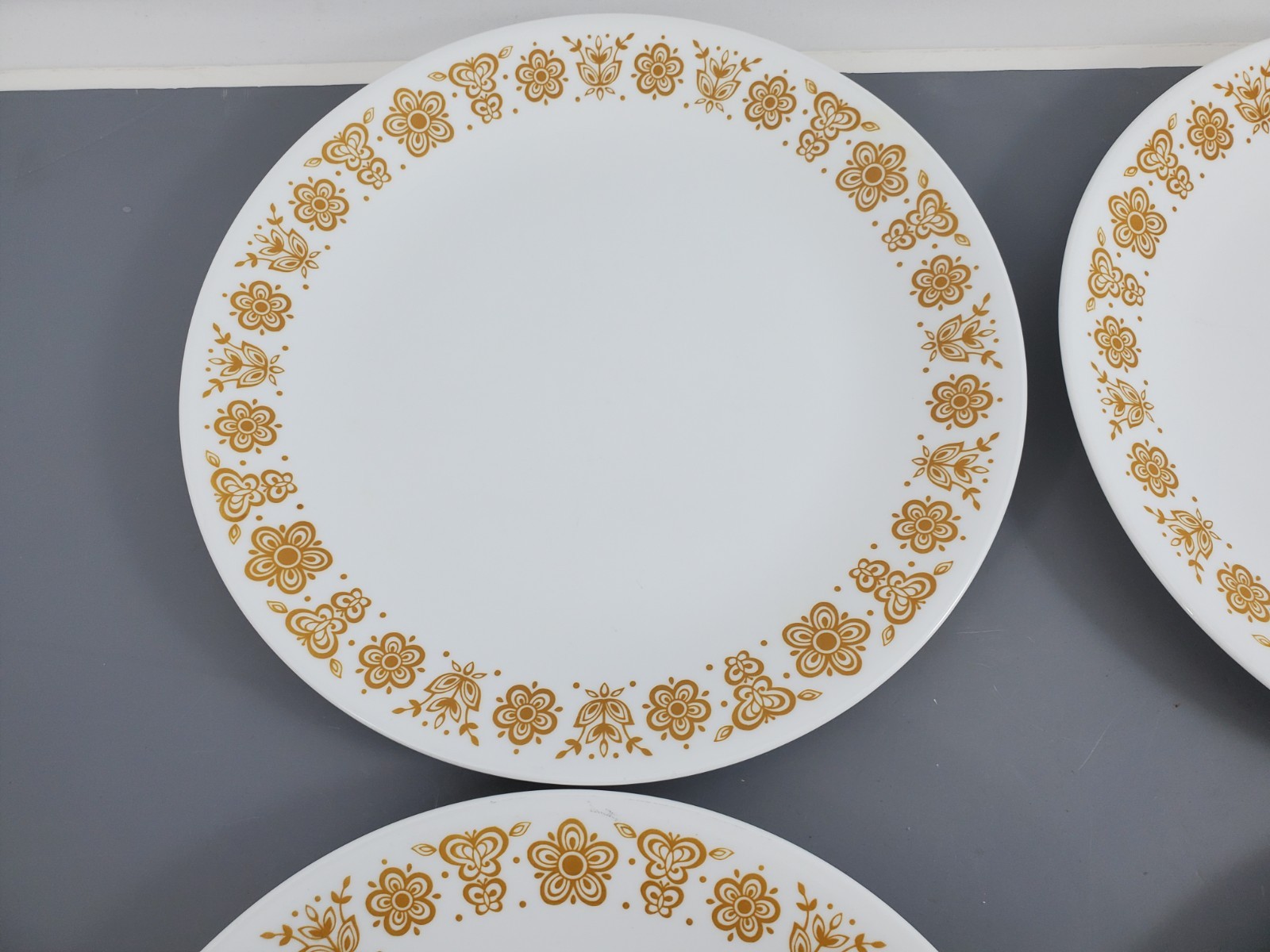 4 Vintage 70s Corelle Pyrex Butterfly Gold White Dinner Plates 10-1/4″