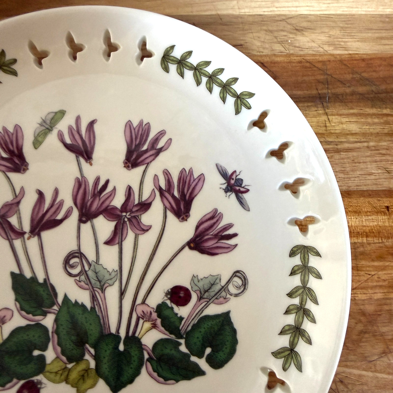 Botanic Garden by Portmeirion Rare Pierced Edge 8.5″ plate-Ivy Leaved Cyclamen