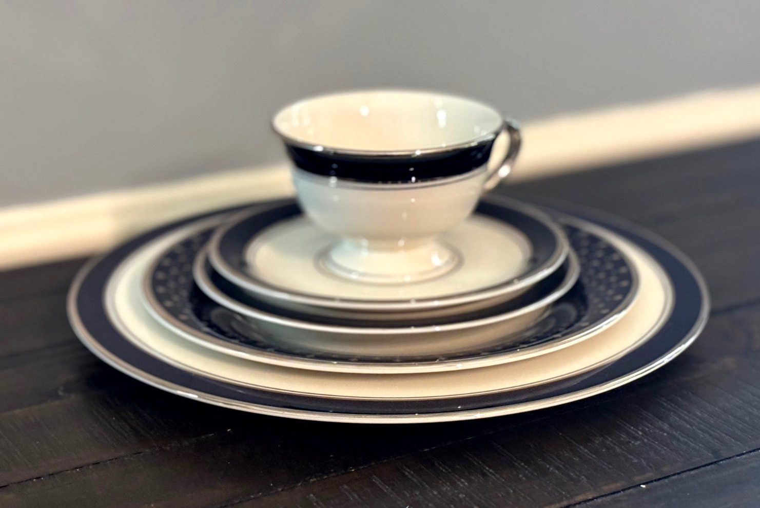 Lincoln and Starburst Pickard 5-piece dinnerware set. Never Used (Discontinued)