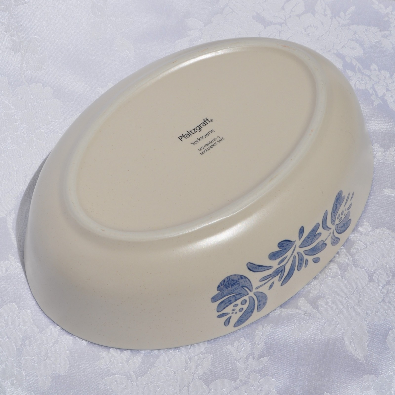 Pfaltzgraff Yorktowne Oval Serving Bowl 10″x7.25″x2.75″ Blue on Cream Stoneware