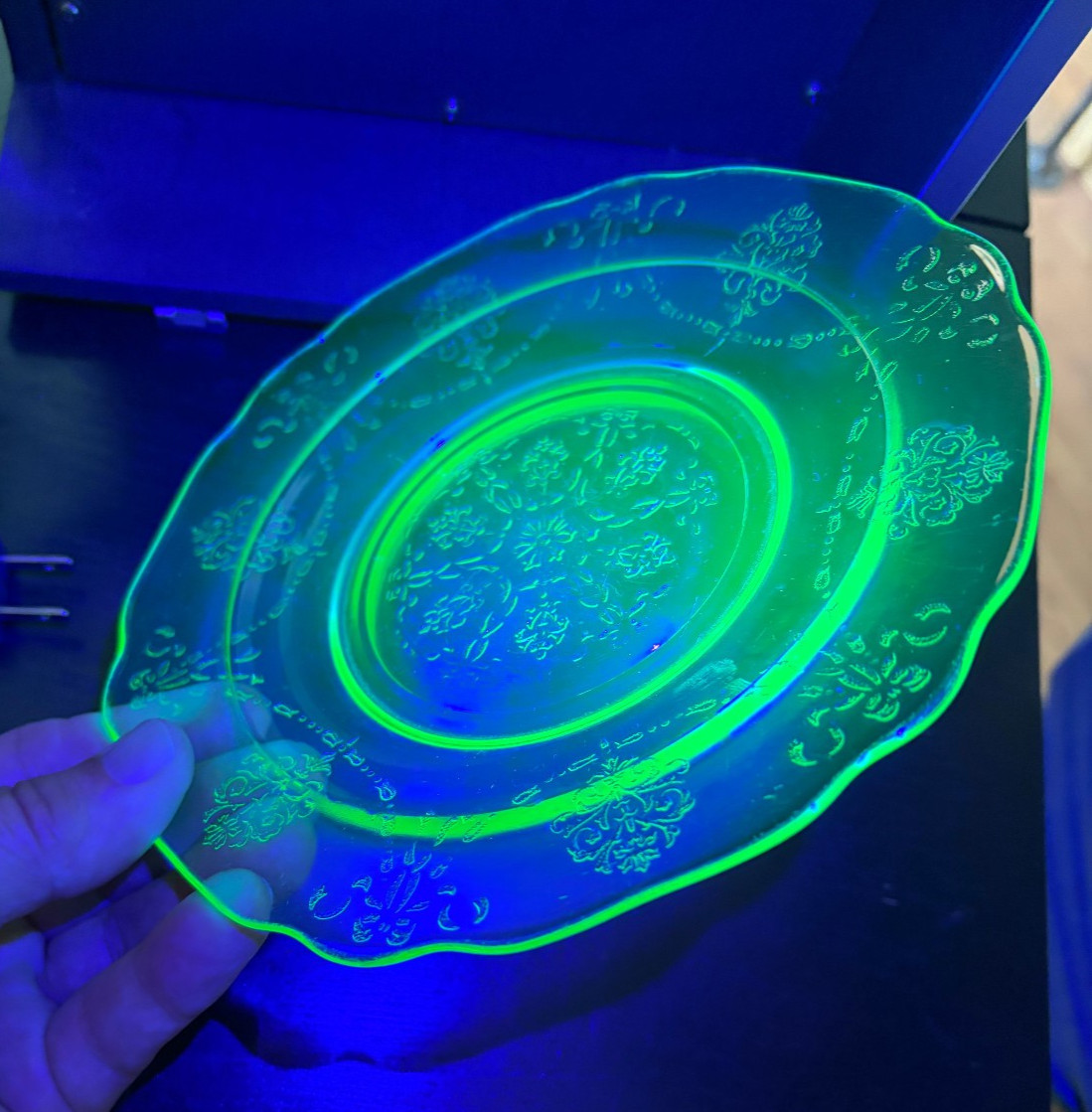Belmont Tumbler Co Uranium Glass Bowknot Pattern 7″ Green Salad Plate
