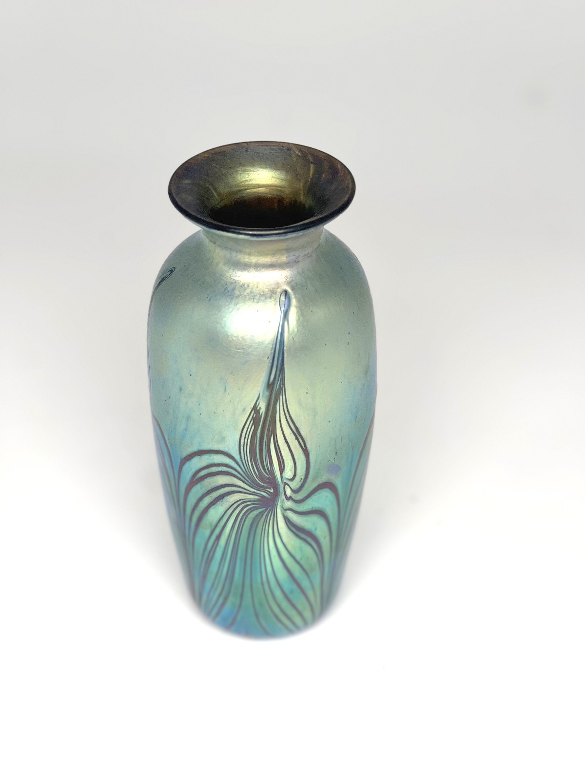 Blue Luster Vase with Red Feather Design. By Saul Alcaraz. Blown Glass
