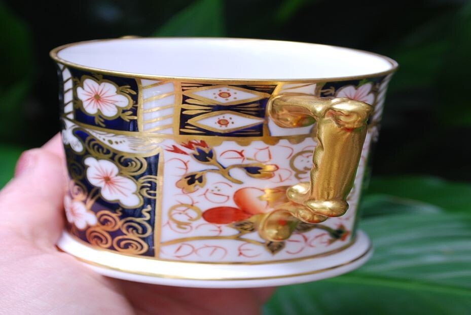 RARE Vintage ROYAL CROWN DERBY 2 Handled Loving Cup TRADITIONAL IMARI Blue Gold