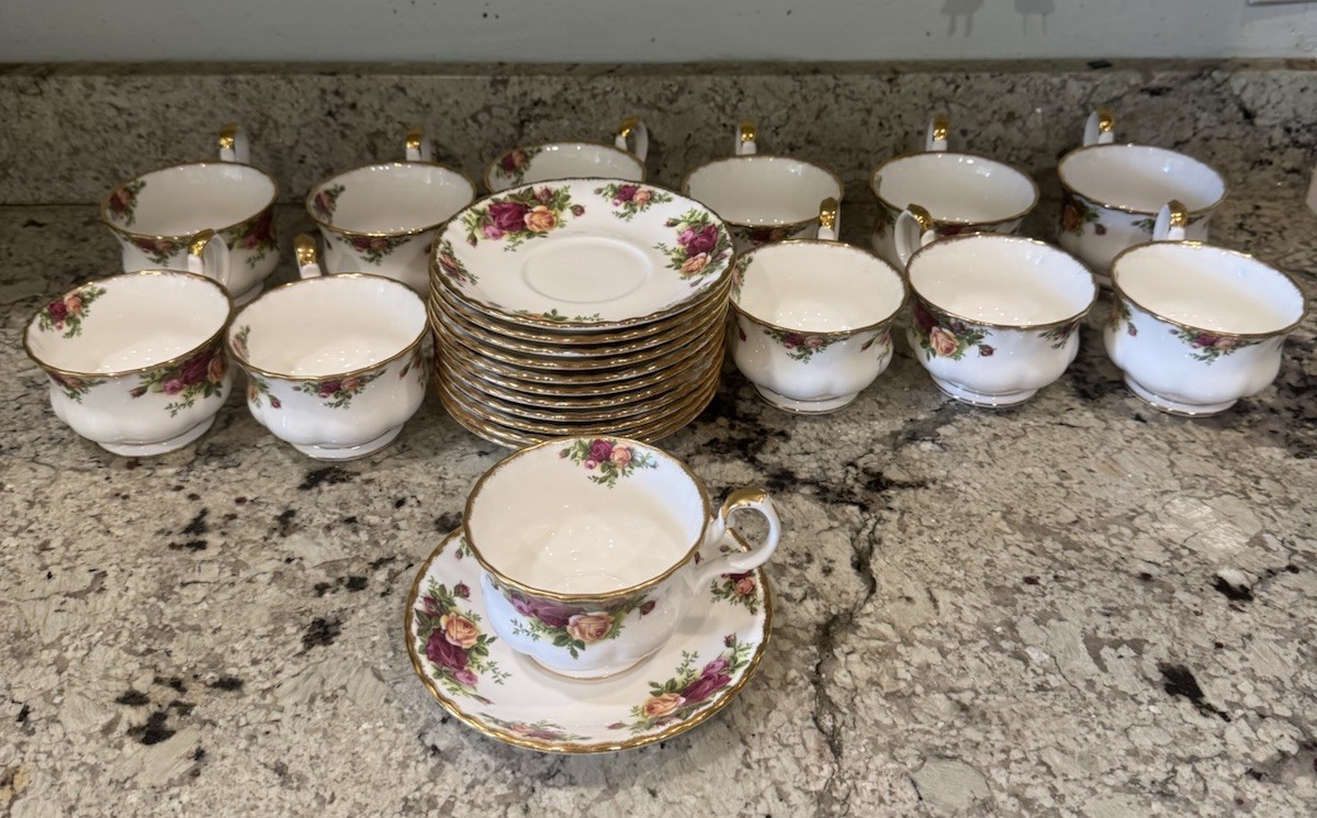 New ROYAL ALBERT OLD COUNTRY ROSES Teacup/Saucer Gold/Pink Bone, England