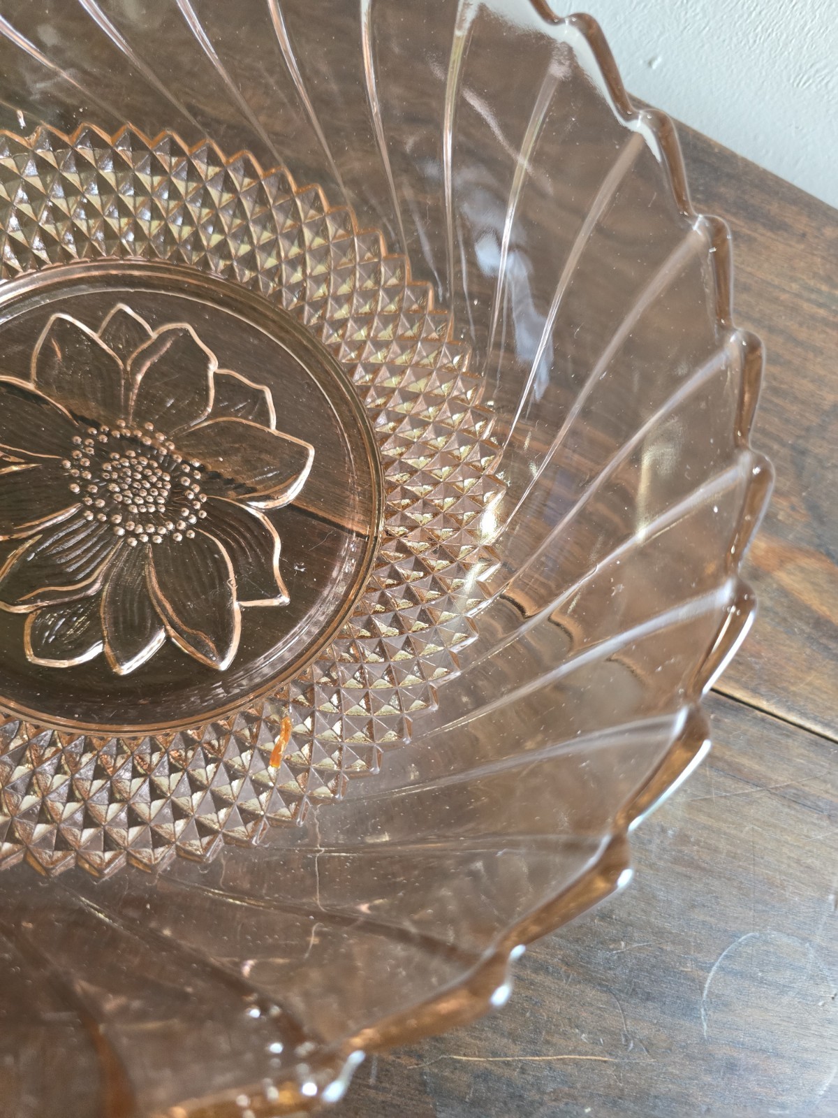 VTG KIG Indonesia Pink Glass Sunflower Sawtooth Edge/Diamond Design Serving Bowl