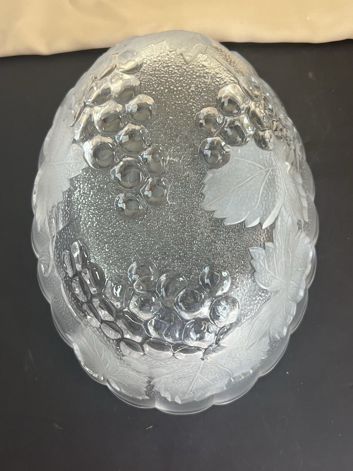 FROSTED GLASS GRAPES AND LEAVES OVAL FRUIT BOWL 10.5x8x4.5 (748)