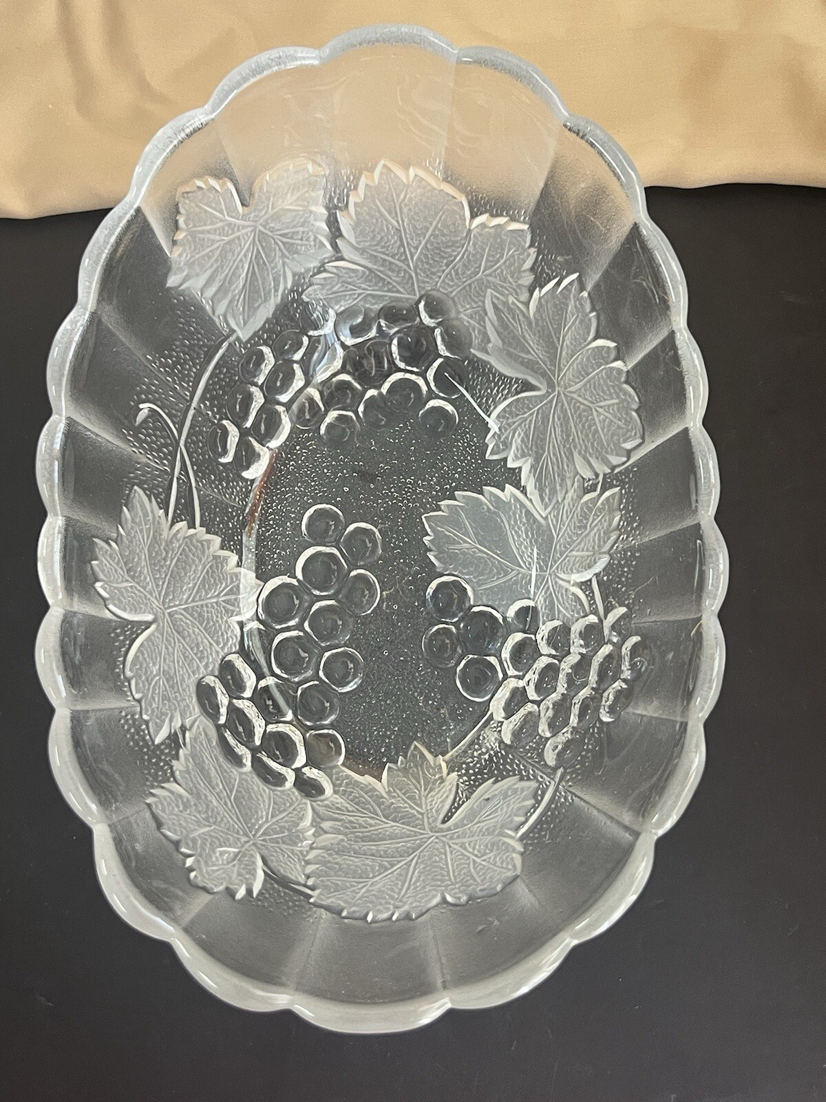 FROSTED GLASS GRAPES AND LEAVES OVAL FRUIT BOWL 10.5x8x4.5 (748)