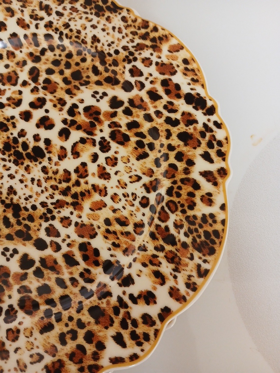 Set of 4 Camila 10 1/2″ Scalloped Edged Full Leopard Print Dinner Plates