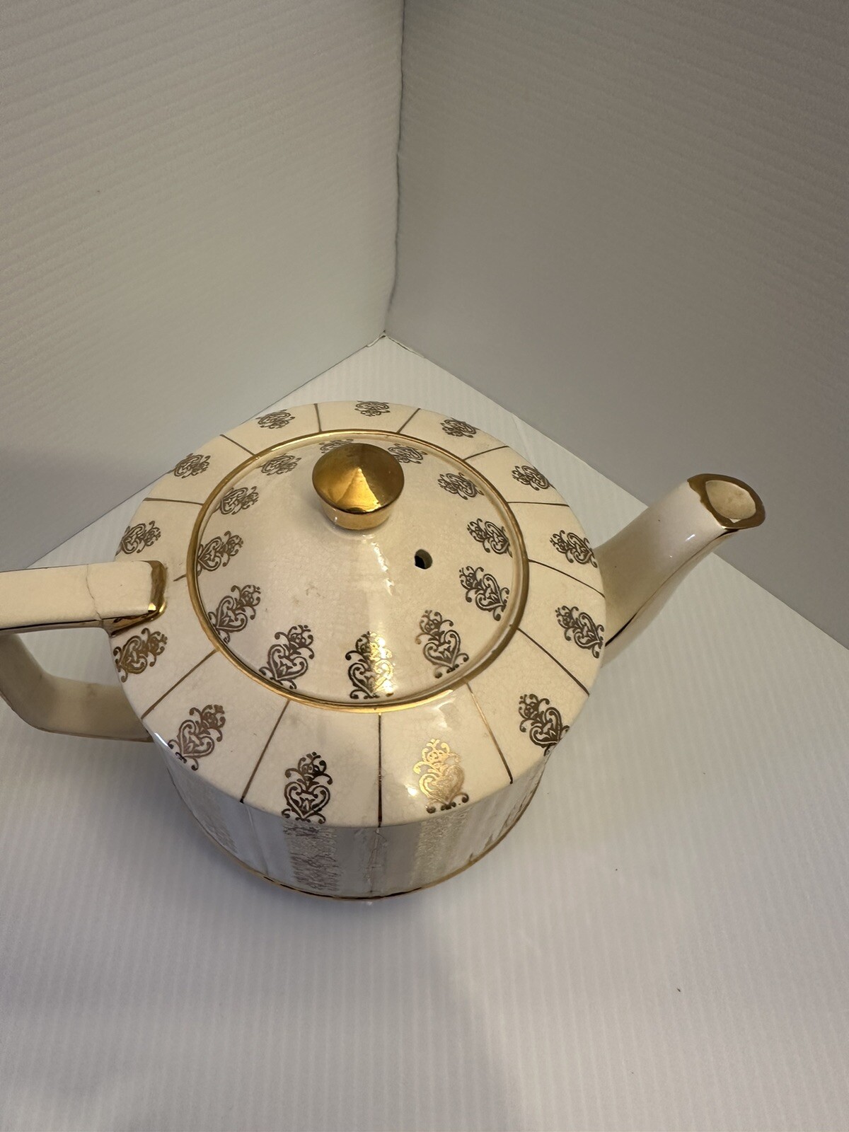 Sadler England Ceramic Tea Pot Gold Trim.